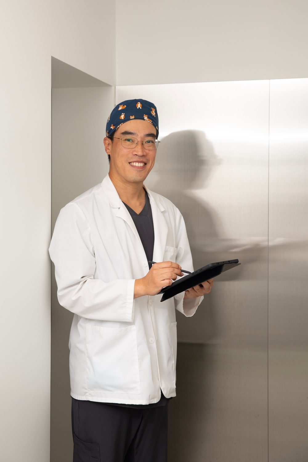 นพ.จาง จุนชอล ระหว่างทำการผ่าตัด · GGN Plastic Surgery clinic